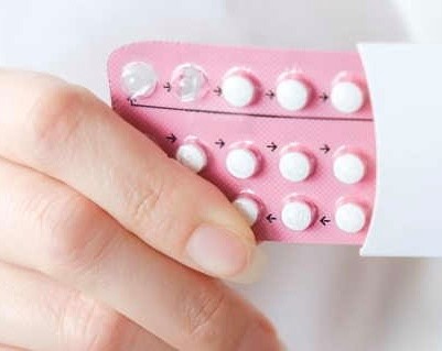 Lo studio recentemente pubblicato su JAMA Oncology nel 2025 ha analizzato il rischio di tumore al seno associato all’uso di diverse formulazioni di contraccettivi ormonali in una coorte di oltre 2 milioni di adolescenti e donne premenopausali in Svezia